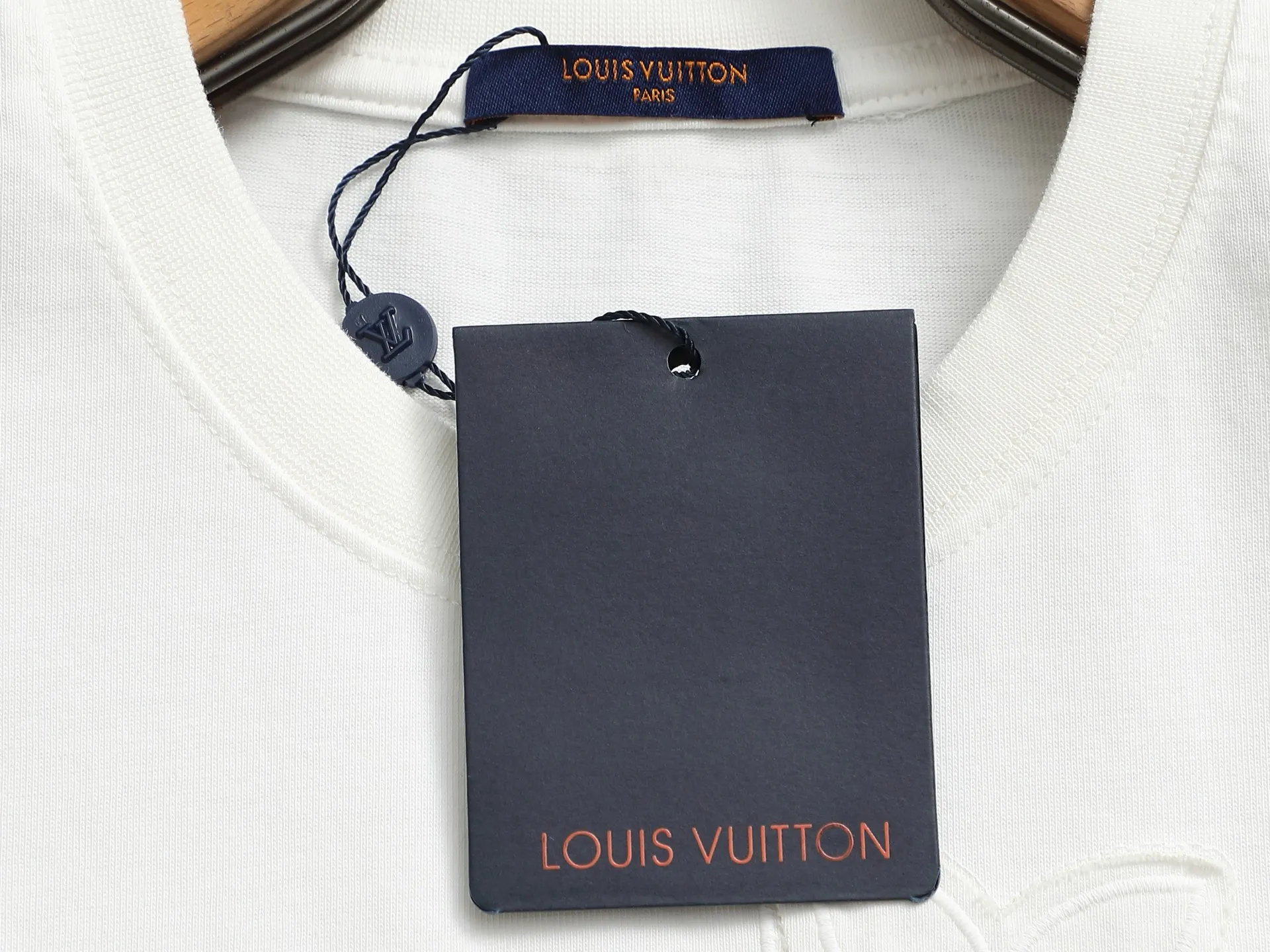 🅿️232 𝗟𝗼𝘂𝗶𝘀 𝗩𝘂𝗶𝘁𝘁𝗼𝗻/LV Louis Vuitton classic presbyopic LOGO patch embroidery🪡 logo 300g round neck heavy industry logo brand short sleeves official synchronization 1:1 original mold opening fashion personality versatile trend pure original quality original washed fabric Hang tag Collar label Washed wheat Complete with three labels Color: white. Washed black Size: 𝐒-𝐗𝐋